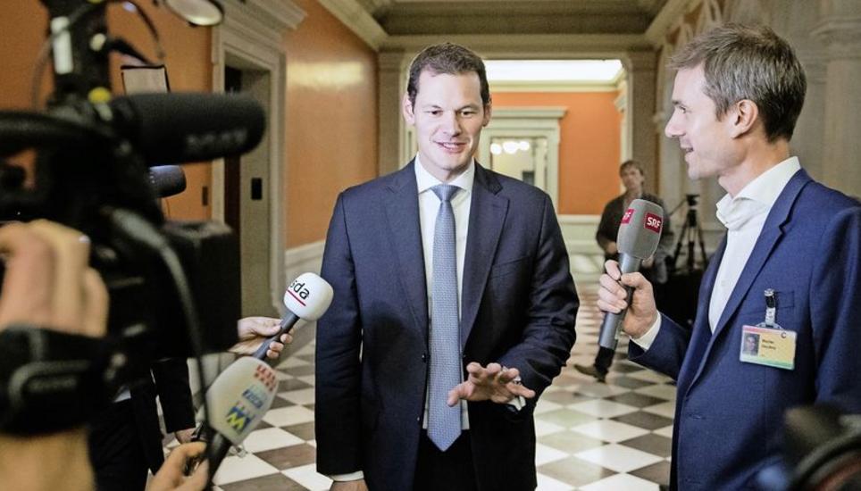 Maudet schien gestern seine Lockerheit der letzten Wochen verloren zu haben. Bei seiner Anhörung bei der SVP konnte er kaum punkten. Die Fraktionsmitglieder sprachen sich mehrheitlich nur für Cassis und Moret aus. Bild: Key