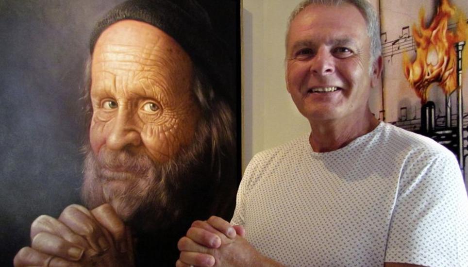 Rainer Schoch aus Kaltenbach mit einem seiner Porträts aus der Serie «Lebenslinien». Rechts die «brennende Trompete». Derzeit stellt Schoch in der Falkengalerie in Stein am Rhein aus. Bild: Ernst Hunkeler