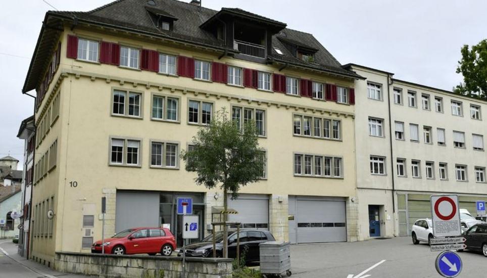 Der Standort: Die Hochschule Schaffhausen, Teil des Netzwerks IUN World, hat ihren Sitz im dritten Stock dieses Gebäudes an der Rheinstrasse 10. Bild: Michael Kessler
