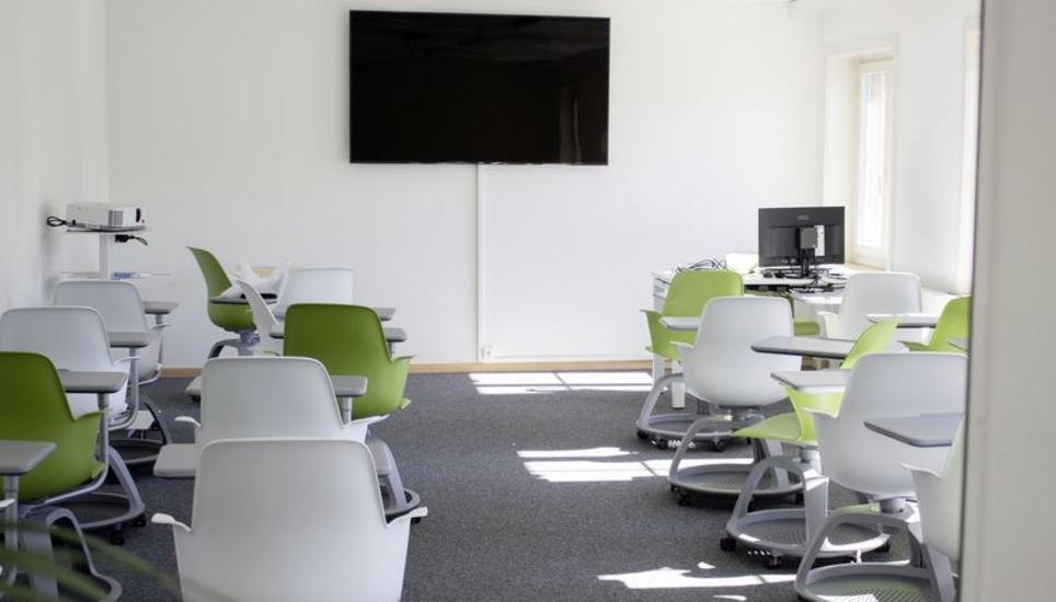 Die Ausstattung: Einer der neu eingerichteten Seminarräume der Hochschule Schaffhausen mit Bildschirm und modernen Drehstühlen. Bild: Hochschule Schaffhausen