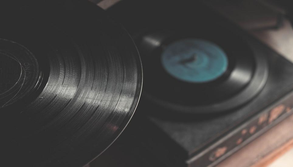 Frauen stufen nach dem Hören von Musik Männer als attraktiver ein als ohne Musik. Bild: Pixabay