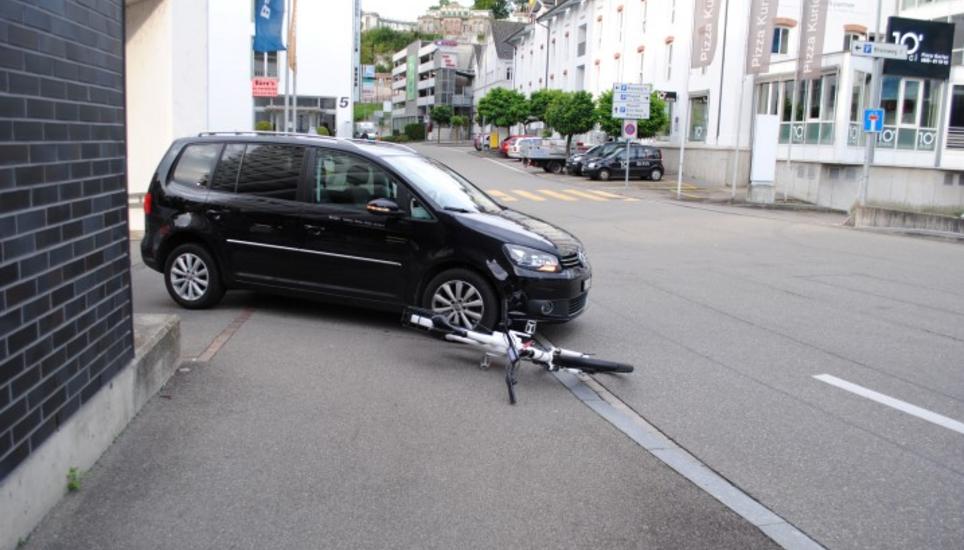 Der E-Bikefahrer verletzte sich beim Unfall und musste in den Spital gebracht werden. Bild: shpol