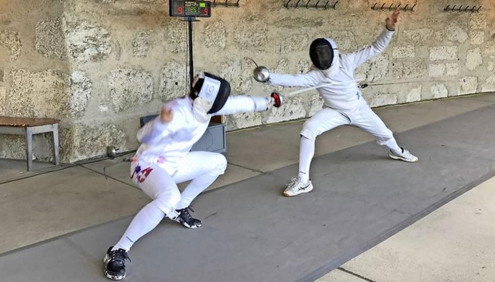 Der ehemalige Schaffhauser Kaderfechter Julien Gerhart (links) kämpft im Final des 34. Internationalen Munotfechtturniers gegen Matthias Schmid aus Aarau. Bild: zvg