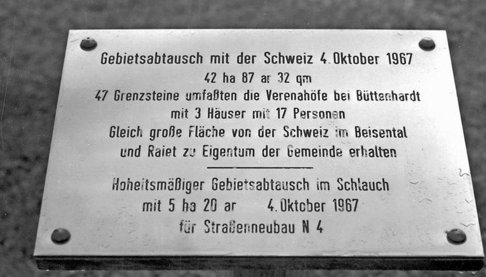 Eine Tafel an der Grenze zu Deutschland erinnert an das Ereignis, das nun gefeiert wird.