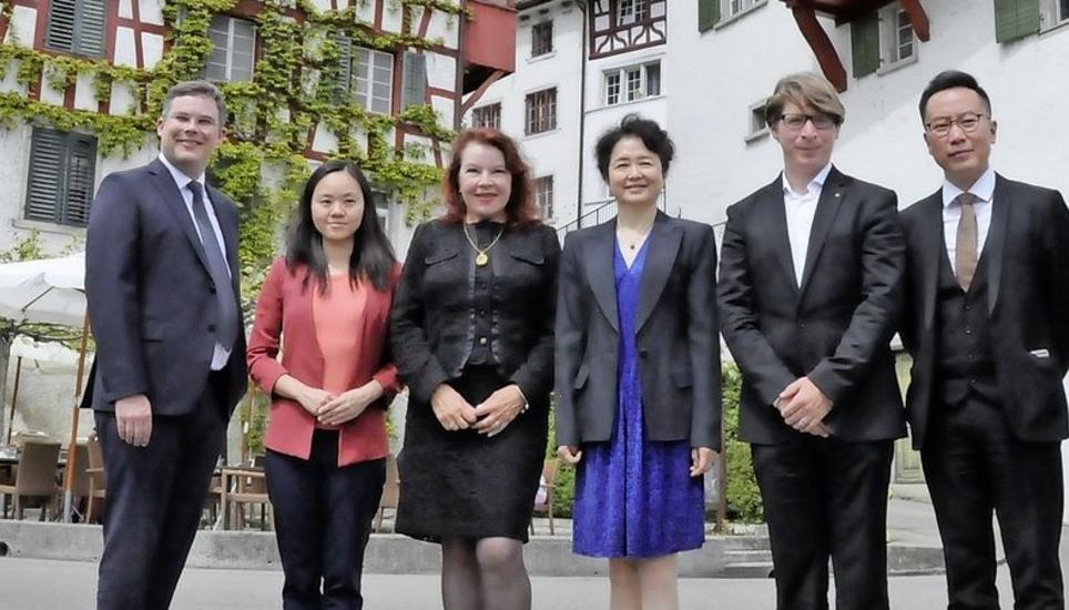 Gemeindepräsidentin Ursula Fehr (3. von links) und Generalkonsulin Gao Yanping (3. v. r.) anlässlich ihres ersten Treffens im Mai in Eglisau. Bild: Mark Gasser