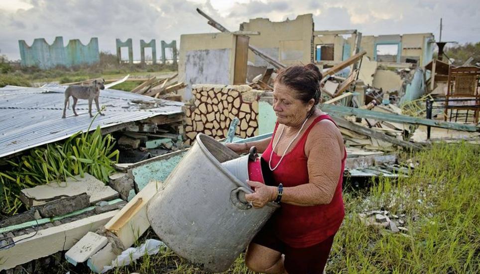 Nachdem der Sturm vorbeigezogen ist, beginnen die Menschen mit den Aufräumarbeiten. Bild: Key