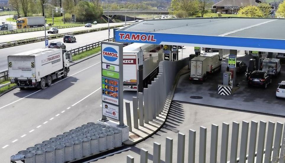 Der Verkauf von Alkohol an Autobahnraststätten soll nach dem Willen des Parlaments künftig erlaubt sein. Bild: Key
