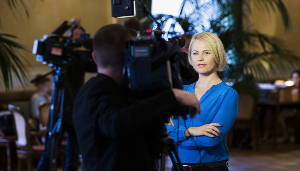 Natalie Rickli (SVP, ZH) vor einer Kamera des Schweizer Fernsehens während der Debatte um die Abschaffung der Billag-Gebuühren im Nationalrat. Bild: Key