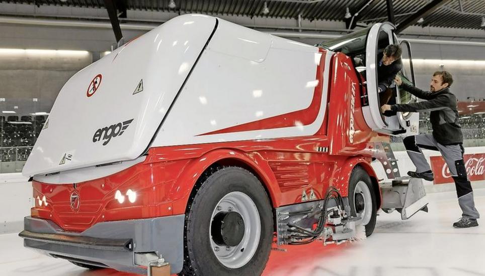 «Red Tiger»: Die neue Maschine mit Stadtrat Raphaël Rohner in der Führerkabine und Benjamin Ulrich, Bereichsleiter Eisbahn des KSS Freizeitparks. Bild: Michael Kessler