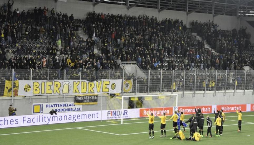 Eine Einheit bilden: die FCS-Spieler und Fans wollen nach zwei Niederlagen in Folge nach dem Derby endlich wieder einen Sieg bejubeln wie in der letzten Saison nach dem Eröffnungsspiel im Lipo-Park. Der FCS siegte mit 2:1. Bild: dfk