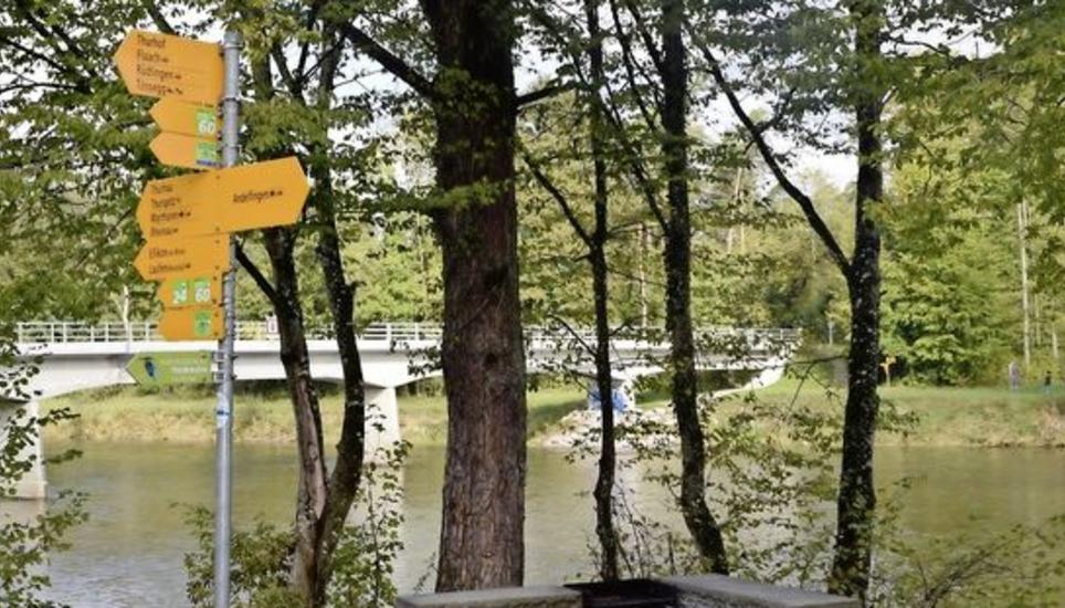 Bei der Renaturierung der Thur wurden auch Freizeiteinrichtungen wie der Grillplatz bei der Elliker Brücke geschaffen. Bild: Thomas Güntert
