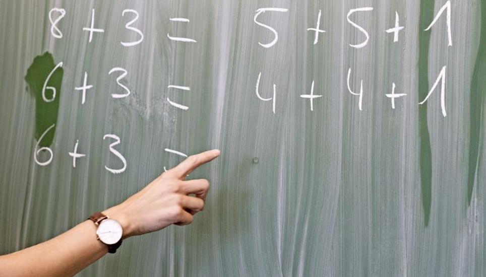 Lehrpersonen können rechnen, doch beim Lohn ist nach Ansicht der meisten Lehrer die Balance nicht gegeben. Dies zeigen die Resultate einer Befragung, die der Kanton Schaffhausen durchgeführt hat. Bild Key