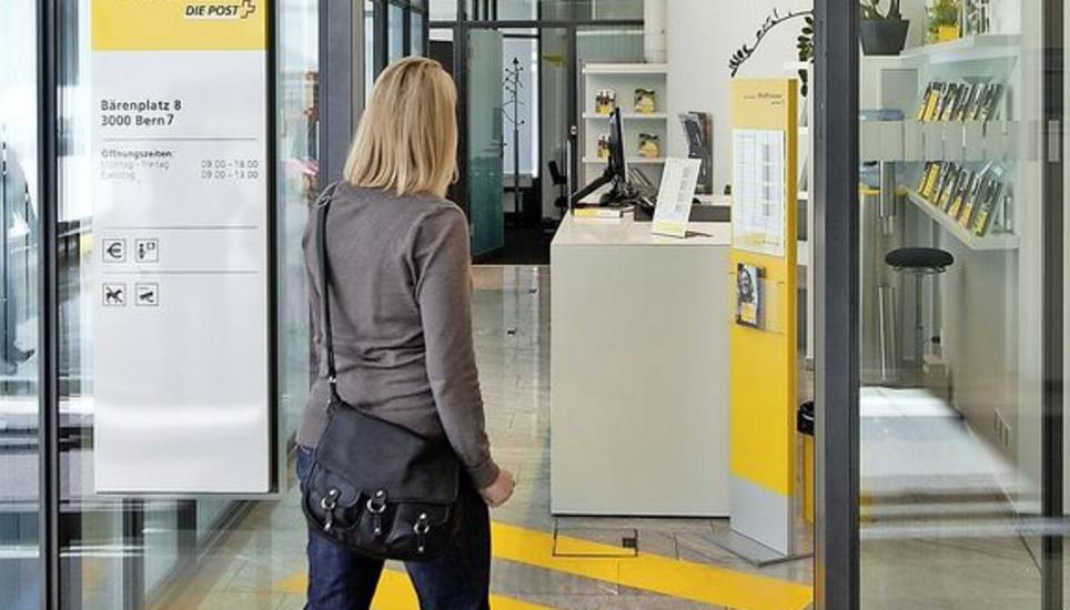 PostFinance will in den nächsten Monaten die Zahl der Kontaktzentren und die Büroflächen reduzieren. 45 Arbeitsplätze fallen weg. Bild: Key