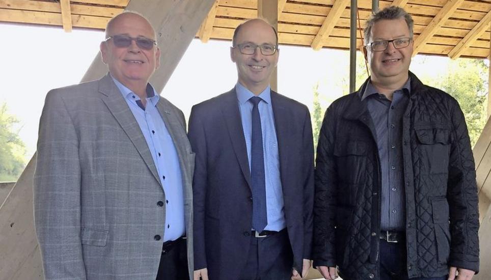 Von links: Der Zürcher Baudirektor Markus Kägi (SVP), Bafu-Direktor Marc Chardonnens und der Kleinandelfinger Gemeindepräsident Peter Stoll. Bild: Alexander Joho
