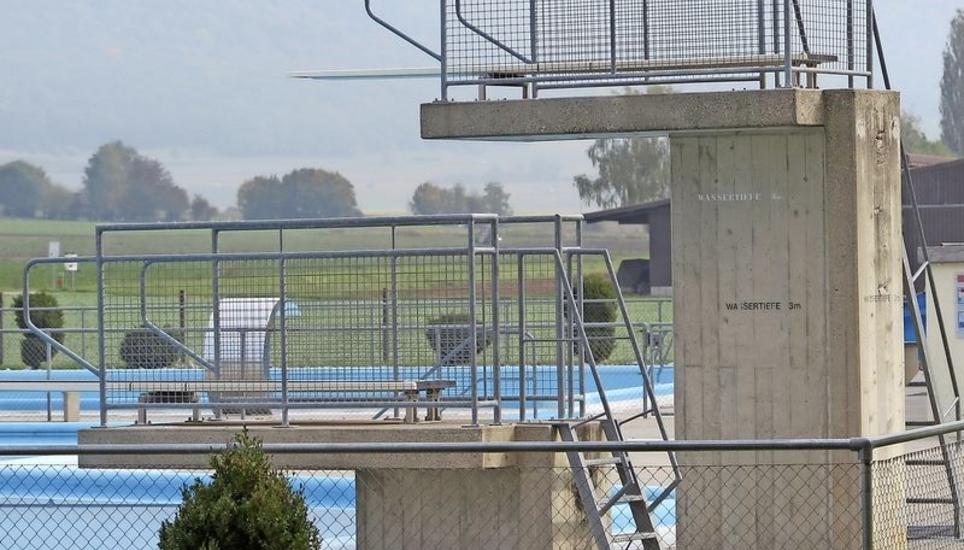 Die Situation des Drei-Meter-Sprungturms wir noch im Herbst von Experten analysiert – die Eintauchtiefe in das Becken ist zu gering. Bild: Rolf Hauser