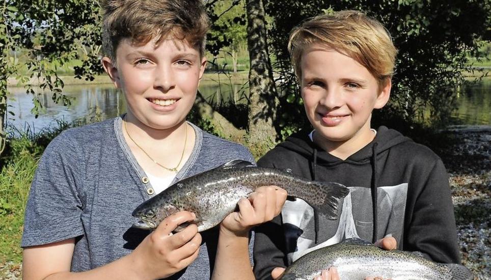 Stolz auf ihren Fang: Simon Signer (links) und sein Freund Simon Walder haben jeweils eine Regenbogenforelle gefangen.