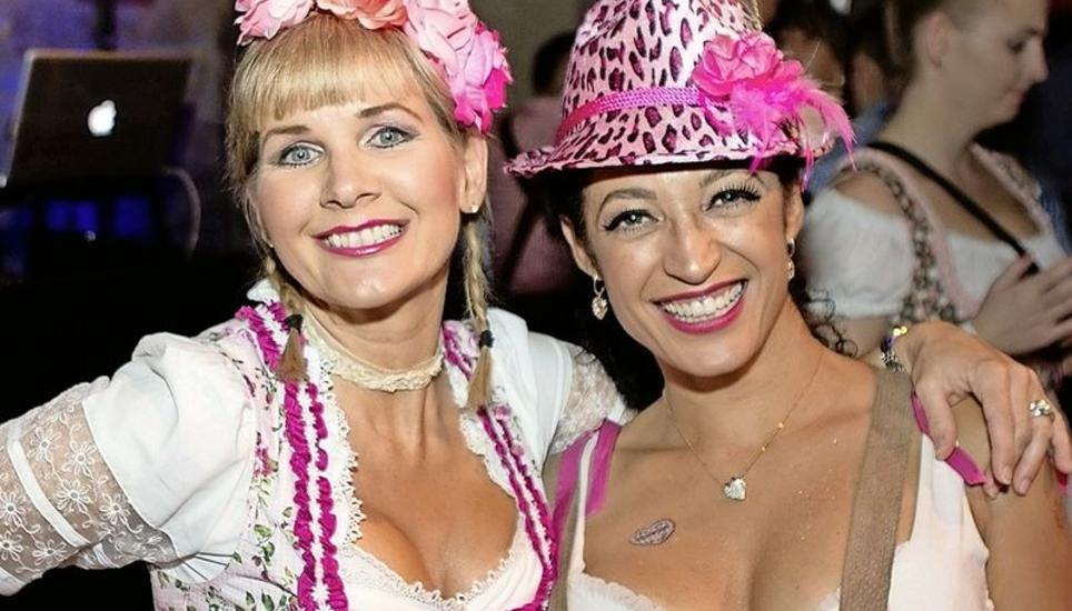 Fans: Inez Schweizer (links) und Rosalinde Forster besuchen den bierseligen Anlass jedes Jahr.