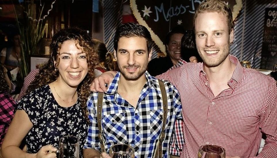 Freunde: Tuba Müller, Daniel Perez und Stefan Müller (v. l. n. r.) stossen auf ihre Freundschaft an.