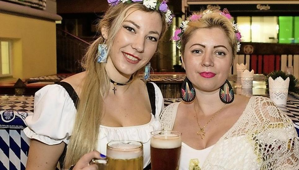 Blumig: Maria Marin (links) und Cristina Turmacu haben sich passend zum Event in ihr Dirndl gestürzt.