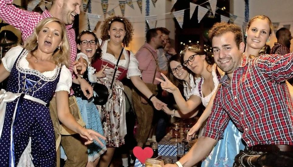 Die Gäste feiern ausgelassen im blau-weissen Takt das Oktoberfest. Es wird getanzt, und das Bier fliesst in Strömen durch die Kehlen. Bilder: Philipp Schmanau