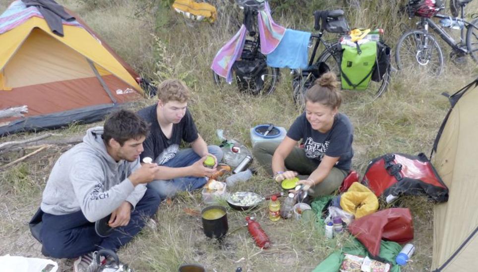Carmen Knoepfel mit zwei Begleitern beim Campieren. Bild zvg