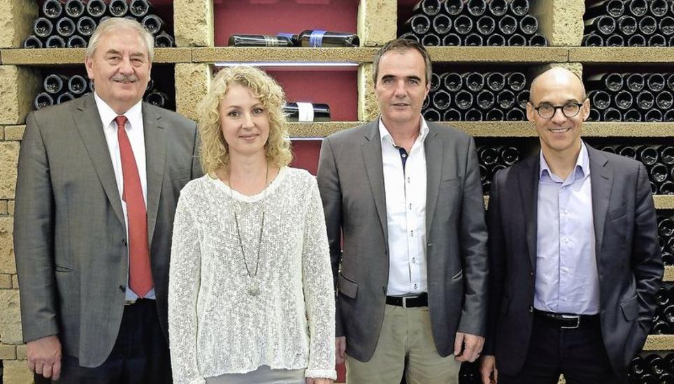 Willy Oehninger und Esther Salathé-Rahm (v. l.) vom Stiftungsrat der Rimuss- und Weinkellerei Rahm AG wollen das Hallauer Traditionsunternehmen an den Bündner Weinbauer Andrea Davaz verkaufen; rechts Pressesprecher Andreas Bantel. Bild: Eric Bührer