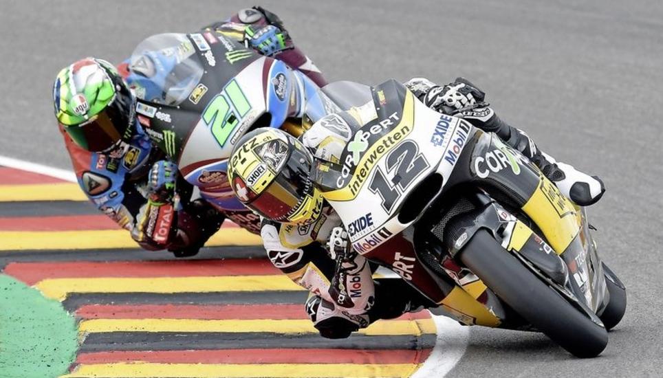 Heisses Duell um den Titel: Tom Lüthi (Nummer 12) will in den letzten Rennen noch an Franco Morbidelli vorbeiziehen. Bild: Key