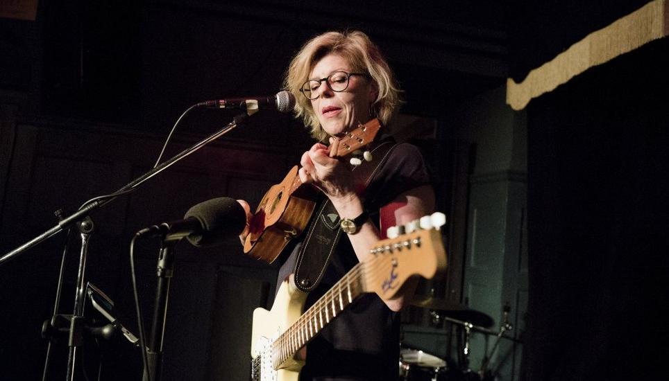 Ursula Maurmann begeisterte das Publikum am Singer-Songwriter-Abend in der Neustadtbar. Bild: Evelyn Kutschera