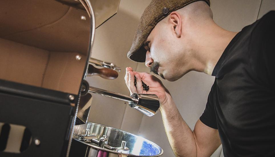 Eros DAbruzzo beim roesten von Kaffee, am Donnerstag, 08. Februar, 2024 (Melanie Duchene / Schaffhauser Nachrichten)