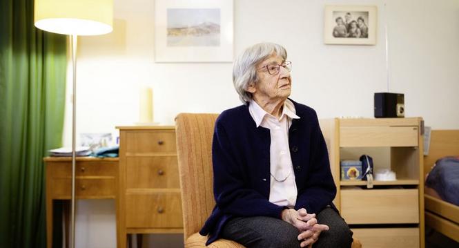 Marianne Beutel ist 100 Jahre alt und lebt im Altersheim Rabenfluh, fotografiert am Montag 08. Januar 2024, in Neuhausen am Rheinfall. (Roberta Fele / Schaffhauser Nachrichten)
