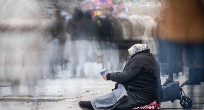 07.12.2023, Hessen, Frankfurt/Main: Mit einem Becher in der Hand bettelt eine Frau auf der Zeil in Frankfurt um etwas Kleingeld. Foto: Boris Roessler/dpa +++ dpa-Bildfunk +++ (KEYSTONE/DPA/Boris Roessler)