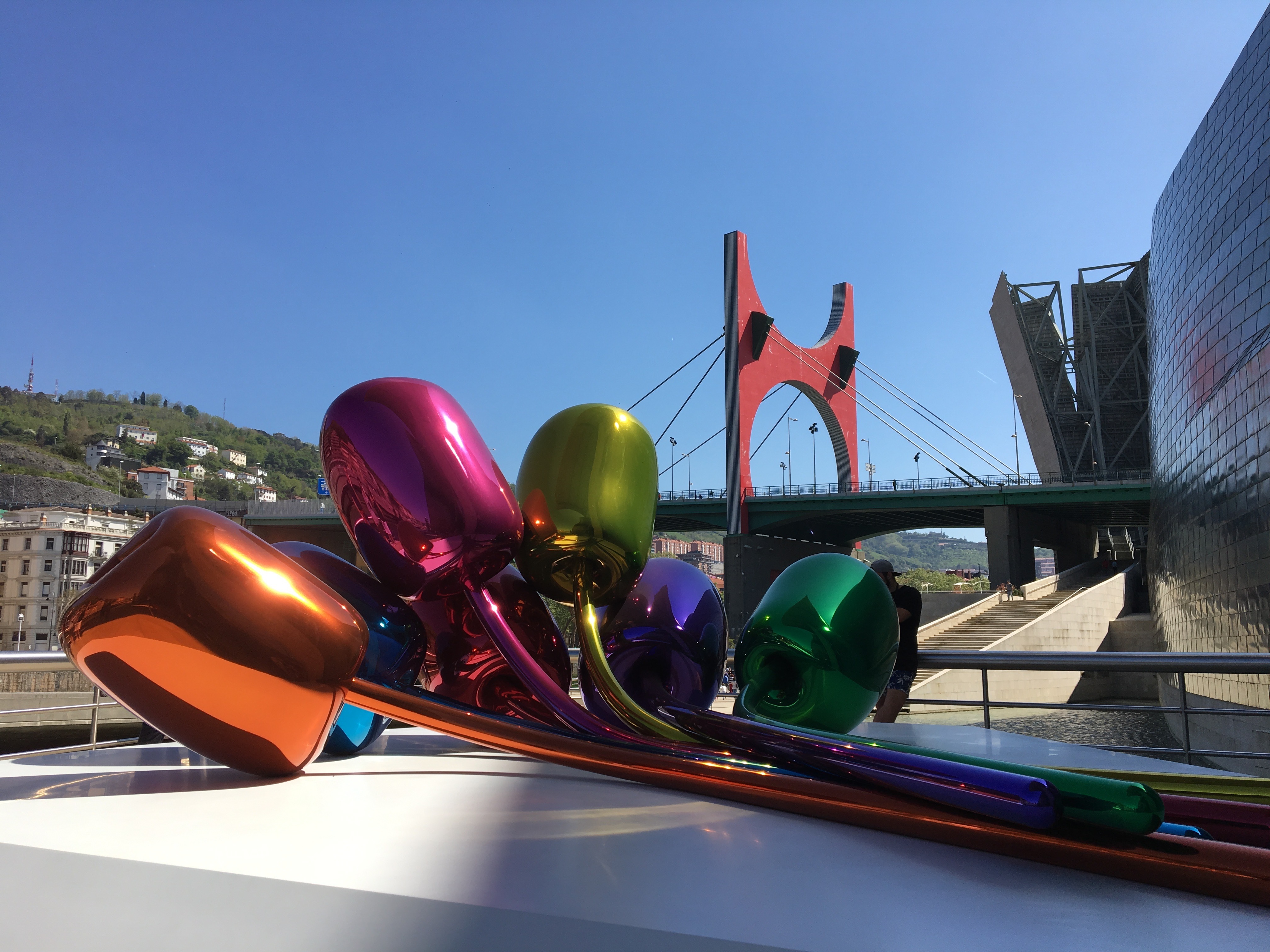 Skulptur Tulips des Kuenstlers Jeff Koons - Im Hintergrudn die Puente de la Salve