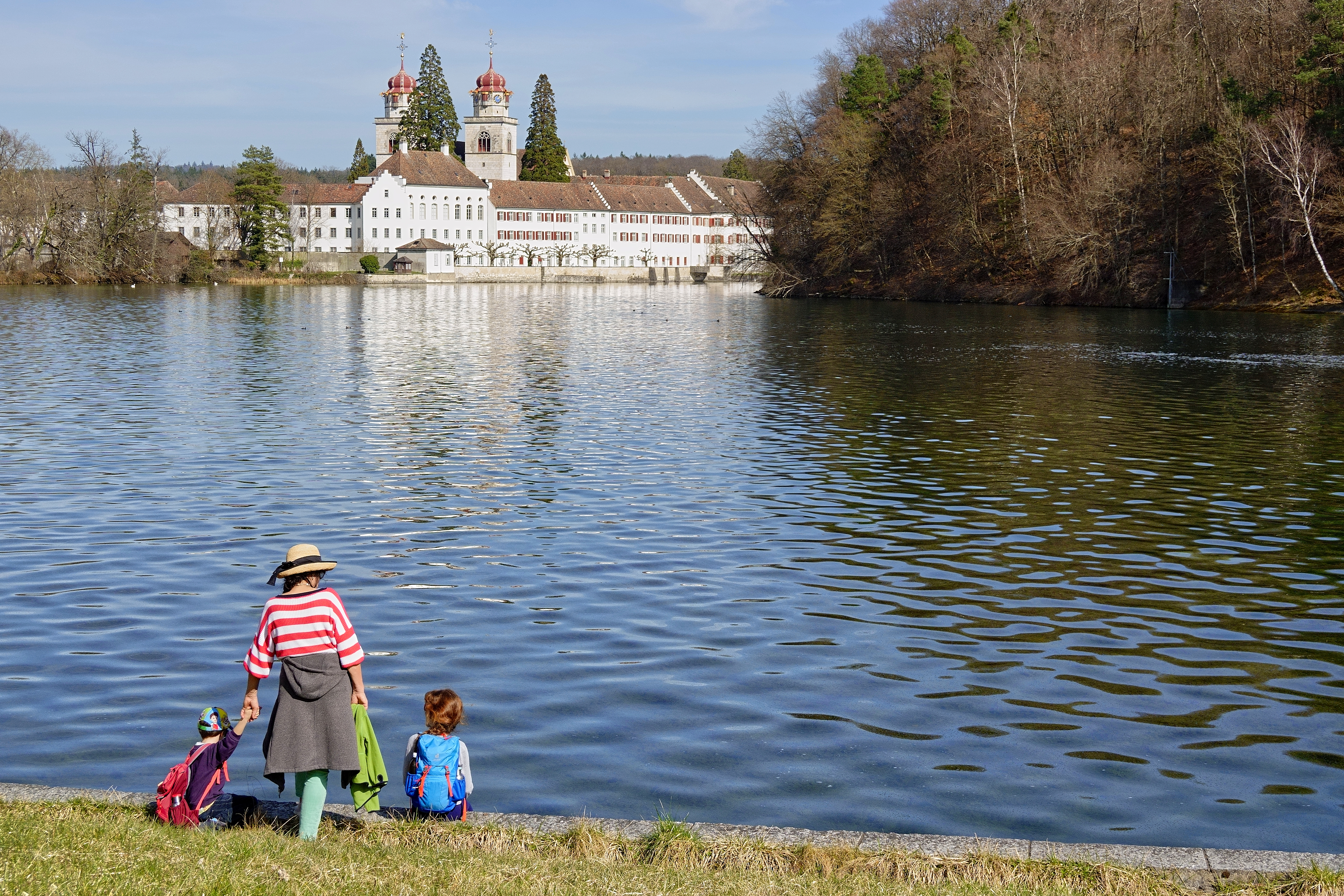 Unterhalb des Elektrizitätswerkes Rheinau bietet sich ein erster Blick auf die Klosterinsel.