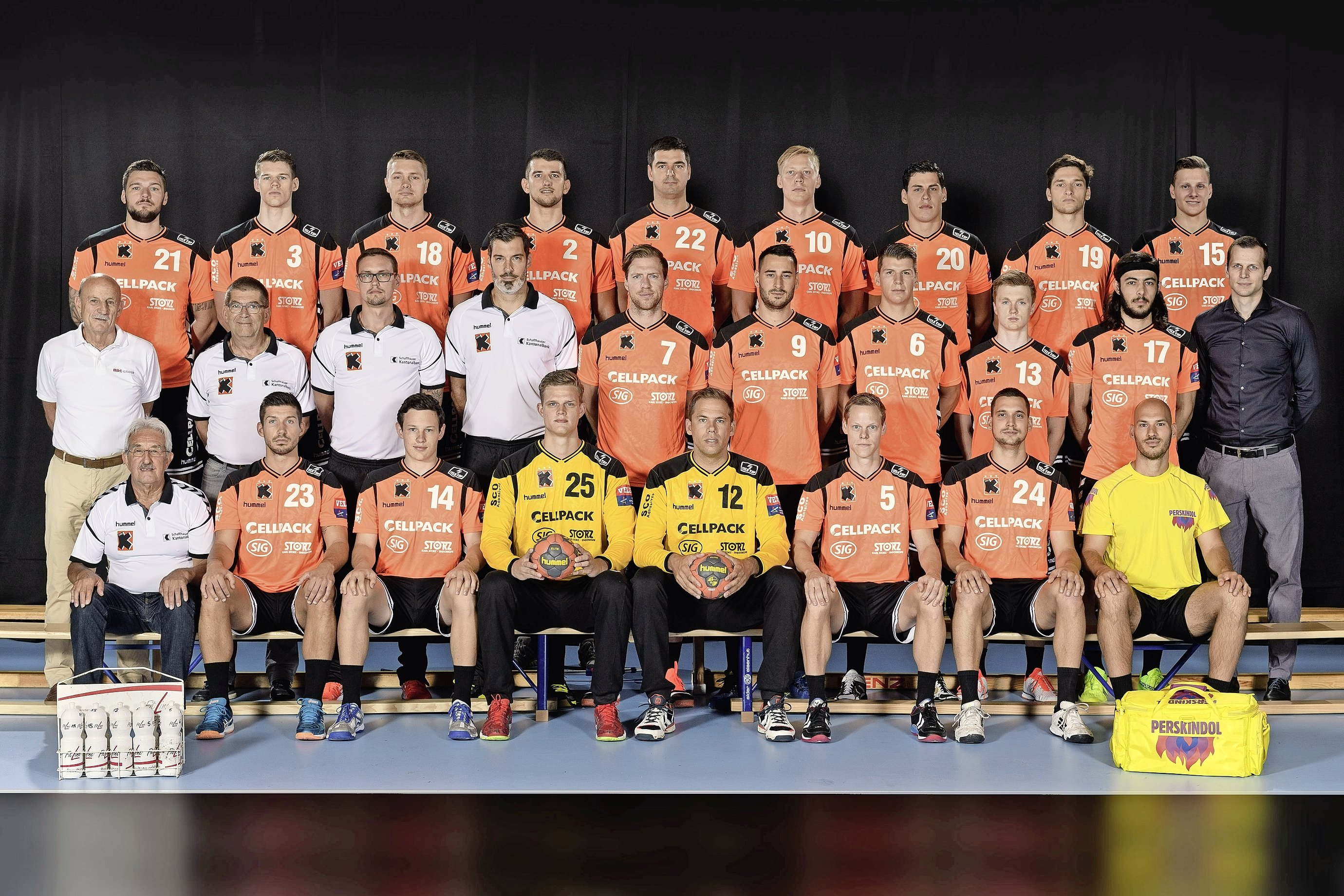 Das Kadettenteam der Saison 2017/18 (hinten v. l.): Johan Koch, Ron Delhees, Michal Szyba, Lucas Meister, Vladyslav Ostroushko, Christoffer Brännberger, Luka Maros,  Zoran Markovic, Jonas Schelker; Mitte v. l.: Präsident Giorgio Behr, Betreuer Peter Tobler, Cheftrainer Peter Kukucka, Goalietrainer Nikola Marinovic, Gábor Császár, Andrija Pendic, Dimitrij Küttel, Max Gerbl, Pouya Norouzi, Teamchef David Graubner; vorn v. l.: Betreuer Fredy Thalmann, Nikola Cvijetic, Benjamin Zehnder, Simon Kindle, Ivan  Stevanovic, Manuel Liniger, Nik Tominec und Athletiktrainer Aljosa Udovc. Bild: Michael Kessler