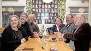 Bigi Uhl, Felice Lutz, Walter Pletscher, Helene Bieler, der Beizer und Porträtfotograf Heinz Hongler und Markus «Itsche» Eichenberger. Sie erinnern sich an die guten alten, wilden Zeiten und wissen genau, dass das alles nie wieder kommen wird. Bilder: Louisa Kehl