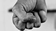 Der Täter schlug das Opfer mehrere Male ins Gesicht, bevor dieser seine Raucherutensilien und sein Bargeld aushändigte. Symbolbild: Pixabay: