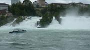 Wer mit dem Boot auf den Rheinfallfelsen will, muss tiefer in die Tasche greifen.