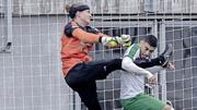 Voller Einsatz: Rafael Zbinden (oben) wird heute Stammkeeper Grasseler ersetzen. Bild: Roger Albrecht