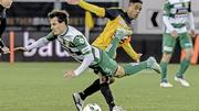 Unter den Augen von Referee Esther Staubli (l.) versucht der Krienser Stefano Cirelli (16), FCS-Captain Paulinho den Ball abzujagen. Bild: Roger Albrecht