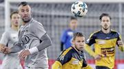 Wer orientiert sich besser: Aarau-Stürmer Meierhofer (li) im Duell mit FCS-Spieler Helbling (re). Bild: Roger Albrecht