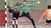Gegen den Pfadi-Topskorer Marvin Lier hält Kristian Pilipovic beim ersten Finalsieg gleich einen Penalty. Bild: Michael Kessler
