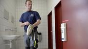Roland Russenberger ist gelernter Sanitär. Er hält die öffentlichen WCs in der Stadt Schaffhausen technisch in Schuss und leert die Kassenautomaten. Bild: Selwyn Hoffmann