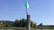 Die Kanuten unterschätzen die Strömung auf dem Rhein.