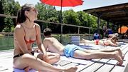 Viele verbringen die heissen Nachmittage bei der Arbeit. Wer Zeit hat, zieht jedoch die Badehose über – wie diese Gäste der Rhybadi. Bild: Melina Ehrat