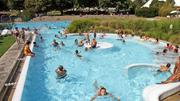 Wer konnte, verbrachte im Sommer 2003 die Hitzetage in der KSS. Bild: Stadtarchiv SH