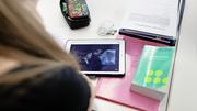 Das neue Fach Medien und Informatik sorgte bereits für Diskussionen, bevor es nächste Woche auf der Schaffhauser Oberstufe angeboten wird (Bild: im Französischunterricht) – jetzt will der Kanton die Schulhäuser technisch aufrüsten. Bild: Key