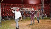 Miguel Lauenburger (vorne) und seine Mitarbeitenden brechen aktuell das Zirkuszelt im Herblinger Tal ab. Bild: Dario Muffler
