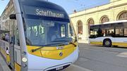 Neu und alt: Der Test-E-Bus traf gestern am Schaffhauser Bahnhof auf die konventionell betriebenen Modelle der VBSH. Bilder: Zeno Geisseler