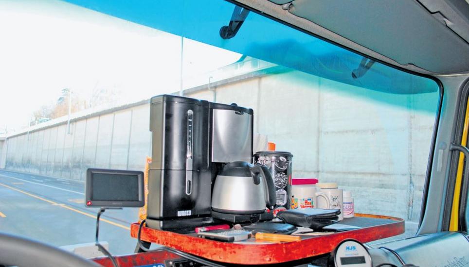 Eine Kaffeemaschine im Sichtfeld. Für den Lastwagenfahrer in Ordnung - für die Polizei weniger. Sie büsste den LKW-Fahrer im Jahr 2012. Bilder: shpol / Pixabay