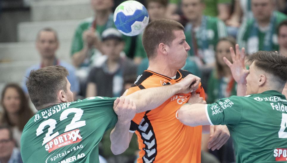 Dimitrij Küttel wird von den Thunern hart angegangen und muss das Spielfeld bereits in der ersten Halbzeit mit einer Verletzung verlassen. Bilder: Key
